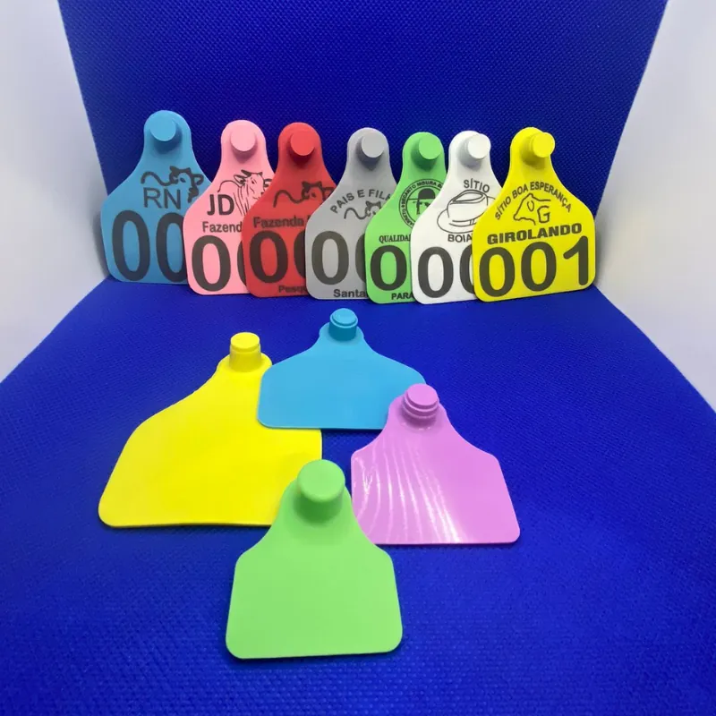 Brincos personalizados coloridos, numerados e com o nome da fazenda